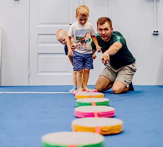 Детская секция гимнастики и акробатики FLYKIDS