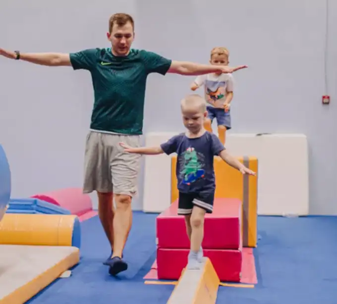 Оздоровительная гимнастика в центре гимнастики и акробатики Fly Kids